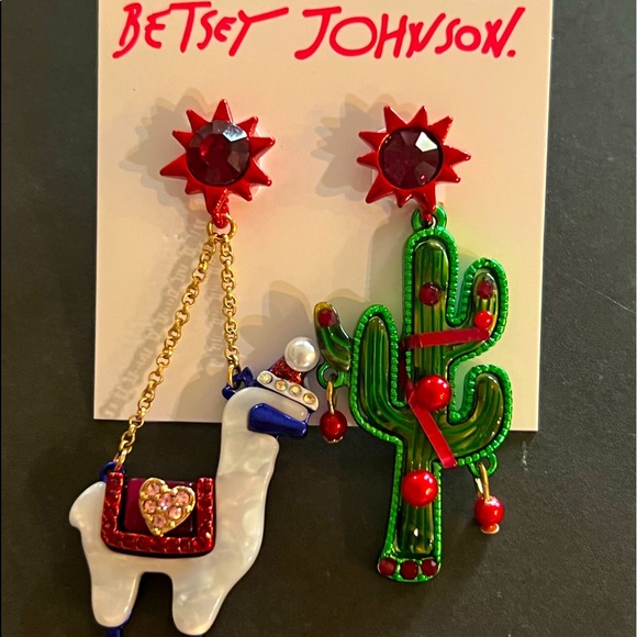New BETSEY JOHNSON Llama Mismatch Drop Earrings - Picture 6 of 7